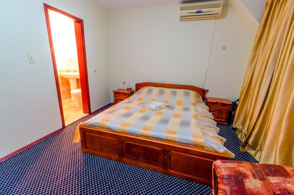 אסנובגראד Hotel Cosmos מראה חיצוני תמונה